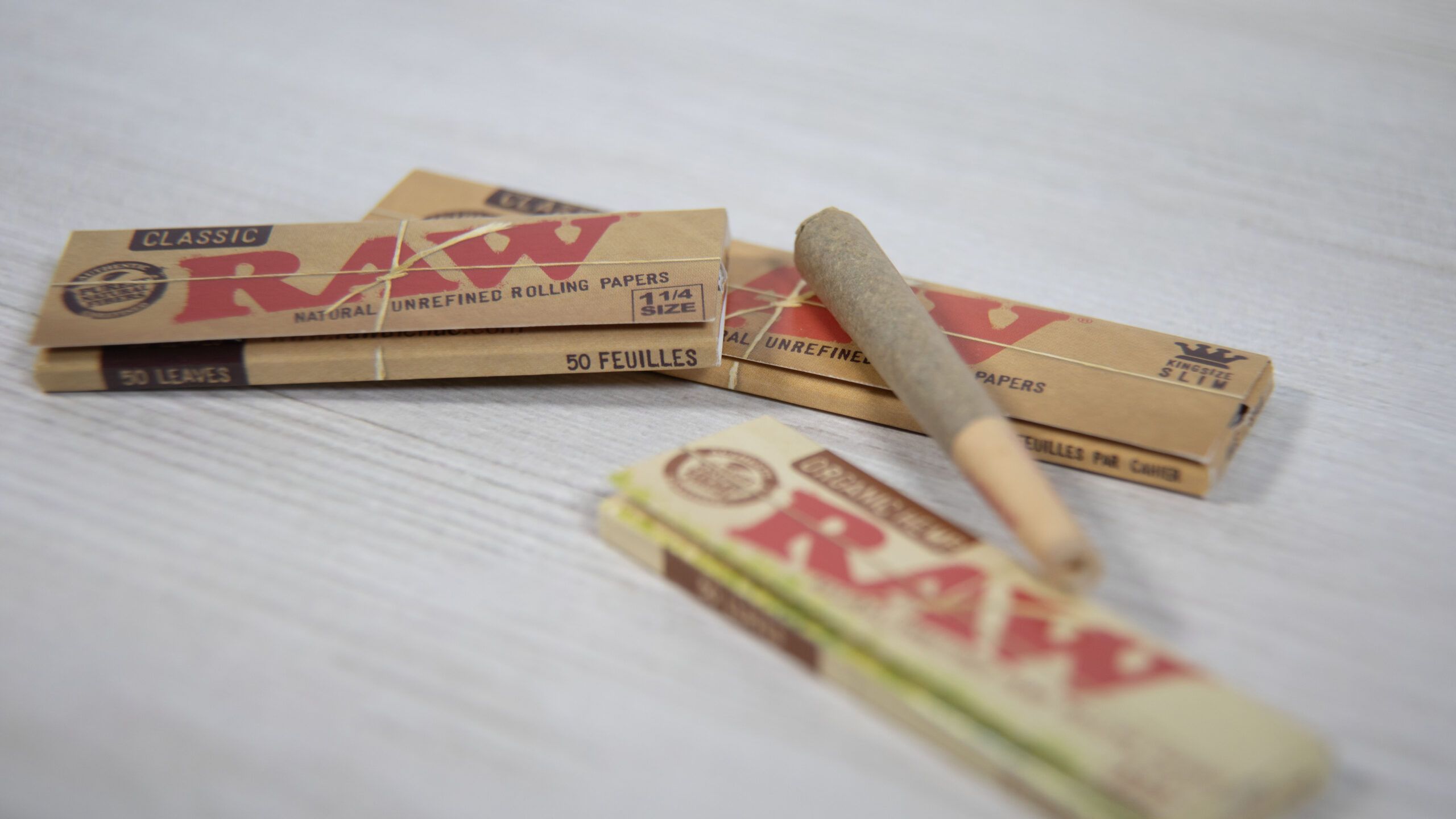 Rollin’ Through South Beach: The Best Rolling Paper Brand for the Perfect Puff
